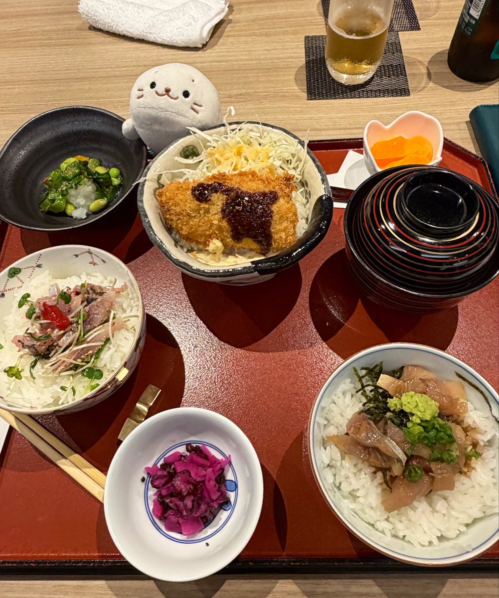 shirochans2024's tweet photo. 海の幸いただきますきゅ
新鮮きゅ🐟✨
#shirotan #旅するしろたん #しろたんとごはん #熱海　#和食レストラン熱海碧 https://t.co/4MBtmEIJnj