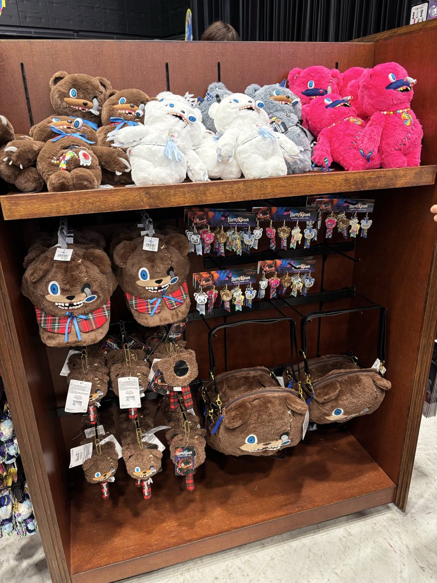 tim_USJ25's tweet photo. 赤坂サカスのハミクマグッズコーナー
初日(屋内)に売ってたのはこれで全部だよ
屋外の飲食ブースではポップコーンバ���ットも売ってたよ

#USJ #USJファン　#ハミクマ https://t.co/lY8KJSiHfr