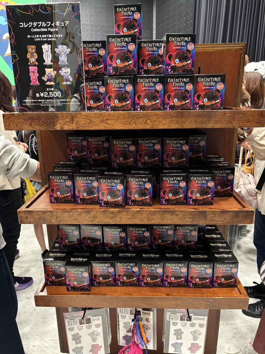 tim_USJ25's tweet photo. 赤坂サカスのハミクマグッズコーナー
初日(屋内)に売ってたのはこれで全部だよ
屋外の飲食ブースではポップコーンバ���ットも売ってたよ

#USJ #USJファン　#ハミクマ https://t.co/lY8KJSiHfr