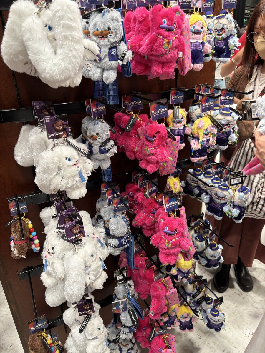 tim_USJ25's tweet photo. 赤坂サカスのハミクマグッズコーナー
初日(屋内)に売ってたのはこれで全部だよ
屋外の飲食ブースではポップコーンバ���ットも売ってたよ

#USJ #USJファン　#ハミクマ https://t.co/lY8KJSiHfr