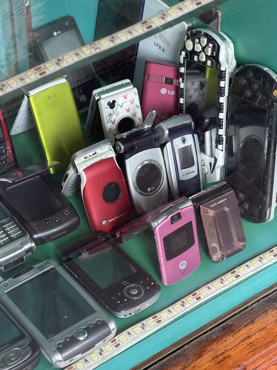 ysryprnce's tweet photo. This store at Sim Lim Square have some old-school phones 🤩 https://t.co/m8wSf1FC7B