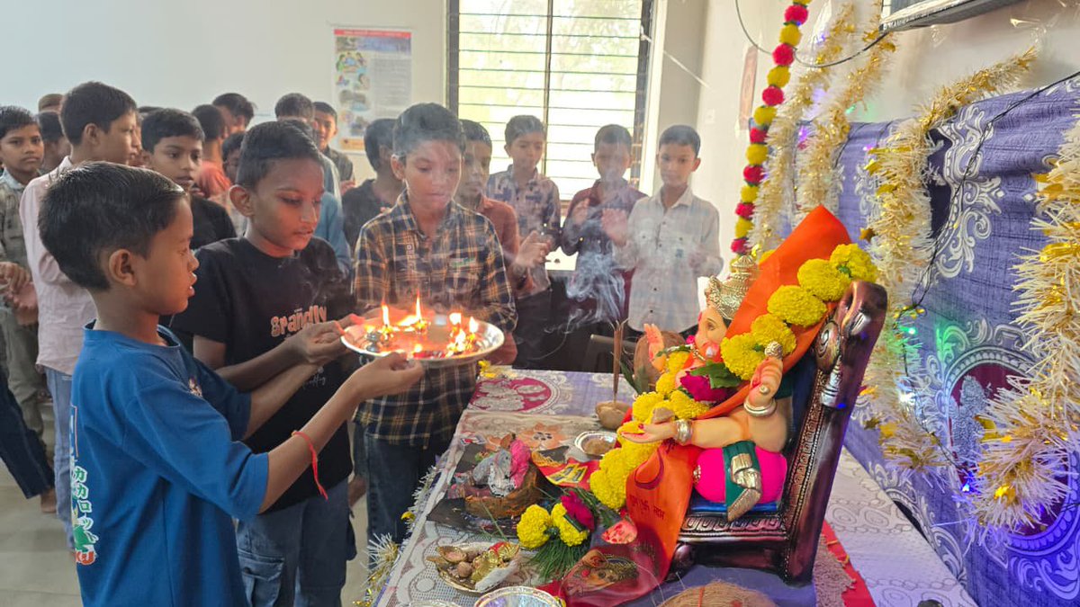 EmrsGarbada's tweet photo. ईएमआरएस गरबाडा दाहोद में भगवान गणेश की आरती की जा रही है.. भगवान गणेश आप सभी पर कृपा करें... गणपति बप्पा मोरया...#ganpatibappamoriya https://t.co/0FpjTlw79v