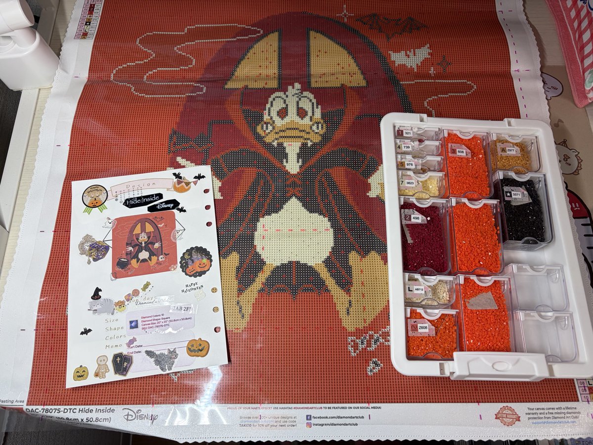 aimixy's tweet photo. #ダイヤモンドアート
 #diamondartclub 
記念すべき50作品目✨️(多分)

もうすぐHalloween🎃ということで
Disneyより『Hide Inside』
準備しました👍🏻
色数少なくてカラーブロッキングだらけ！
オレンジパラダイスが待ってる🍊🧡

( ᐛ👐)ﾊﾟｧﾗﾀﾞｧｲｽ🌴🍊 https://t.co/BVm546HLLA