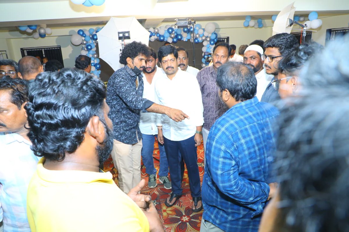 KolluROfficial's tweet photo. నా వ్యక్తిగత సహాయకుడు భాషా కుమారుడు మహిర్ అలీ సాల్మన్ మొదటి పుట్టినరోజు వేడుకలో సతీసమేతంగా పాల్గొనడం జరిగింది. చిరంజీవి సాల్మన్ ఆయురారోగ్యాలతో ఇలాంటి సంతోషకరమైన పుట్టినరోజులు మరెన్నో జరుపుకోవాలని మనస్పూర్తిగా ఆశీర్వదించాను..
#ministerkolluravindra #1stbirthday #birthdaywishes #kolluravindra #machilipatnam #minister #birthdayparty #kolluneelima