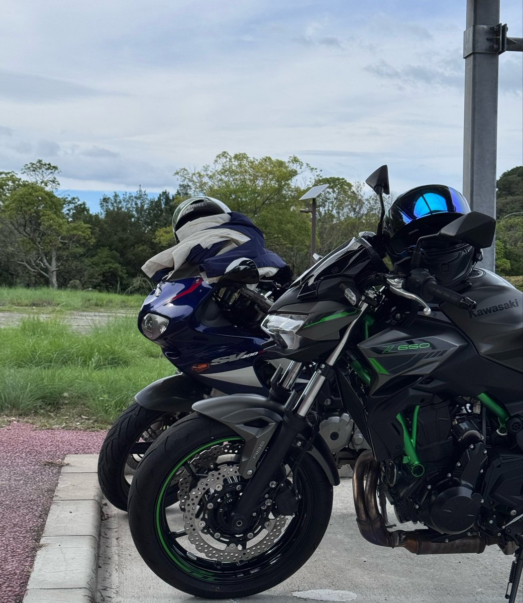 piyoyayako's tweet photo. 愛媛向かってます〜🏍️
混みすぎて緑PAまで3時間半かかった🫨 https://t.co/fcwQe7kNek