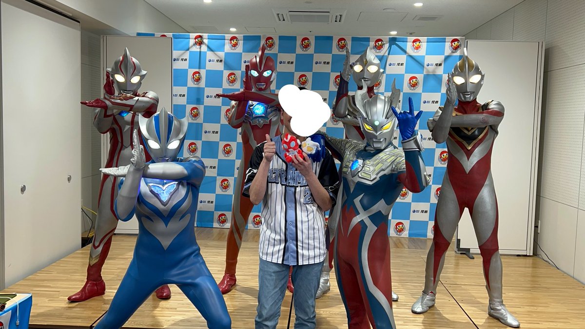 defYGV's tweet photo. オメガとゼロが神対応過ぎて鼻血w
急に腕肩に乗せるゼロ・ふわに気づいてくれてタッチの時ギュッて握るオメガ😭😭😭 https://t.co/vgb3HLchtL