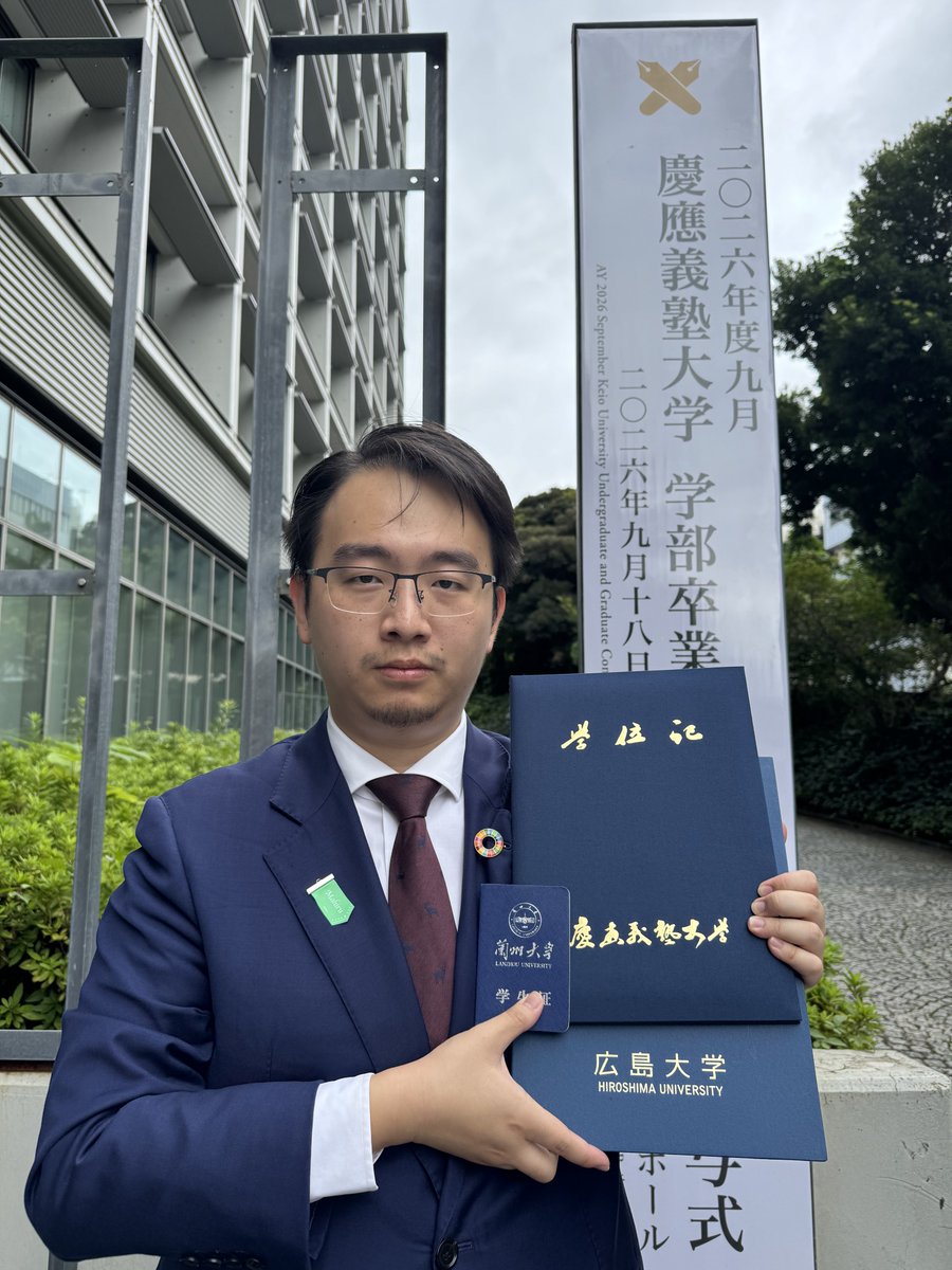FearNaught1023's tweet photo. 慶應義塾大学大学院を修了しました

蘭州、広島、藤沢。6年間にひと区切り。研究・仕事・吹奏楽を重ね、SFCは大切な「居場所」に。

はるちゃんの後輩として同じSFCで学べたことも嬉しい偶然でした。ここまで支えてくださった皆さんに感謝です。  

じゃあ、探しに行きなさいよ！次の舞台、次の役を！ https://t.co/3u5J4ZG5i5