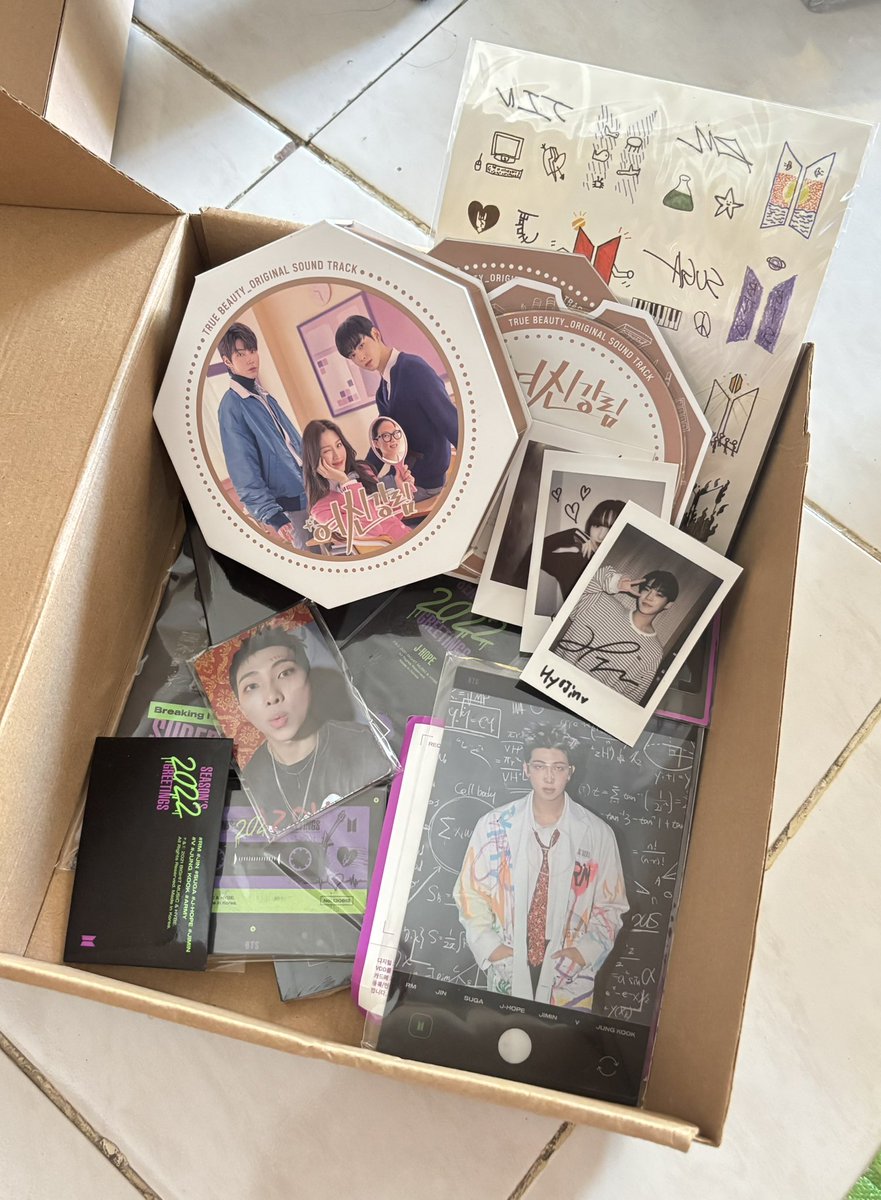 deyak22's tweet photo. Edisi mau ngosongin lemari🙃
ada yang mau take all? ambil murah aja:
- BTS season greetings 2022 (RM dan jhope) + printilan lainnya
- True beauty OST (mirror, polaroid and cassette)

📍ready ina (pengiriman dari gresik)
🍊bisa order lewat oren kok
💌harga -> DM yaaww (bisa nego)~ https://t.co/pmBxUEvlOy