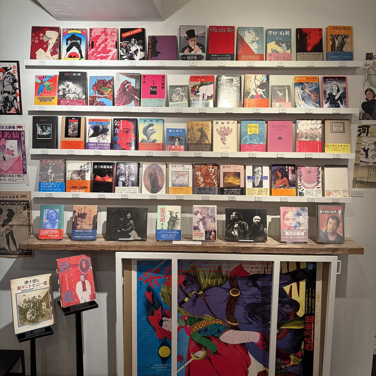 shiro_sano's tweet photo. #状況劇場展
#LIBRAIRIE6
https://t.co/n6UQckO3g8
恵比寿のギャラリーにて。
古巣の状況劇場、横尾忠則さん、金子国義さん、篠原勝之さんらが手がけたポスターや、写真、#井出情児 さんの撮影した「二都物語」のムービー、看板俳優の中のおひとり、#根津甚八 さんの台本など、お宝満載‼︎
10月18日まで。月、火はおやすみです。