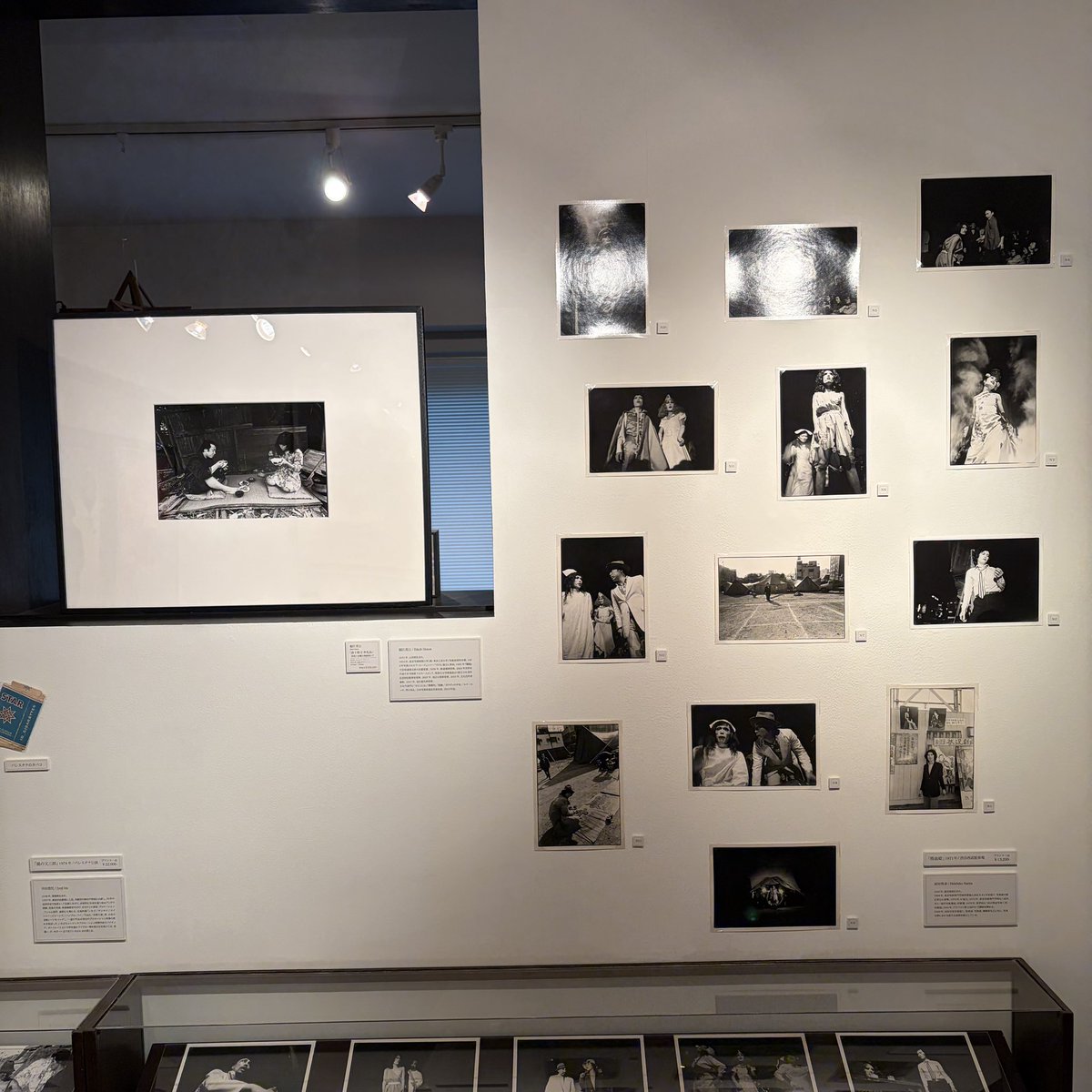 shiro_sano's tweet photo. #状況劇場展
#LIBRAIRIE6
https://t.co/n6UQckO3g8
恵比寿のギャラリーにて。
古巣の状況劇場、横尾忠則さん、金子国義さん、篠原勝之さんらが手がけたポスターや、写真、#井出情児 さんの撮影した「二都物語」のムービー、看板俳優の中のおひとり、#根津甚八 さんの台本など、お宝満載‼︎
10月18日まで。月、火はおやすみです。