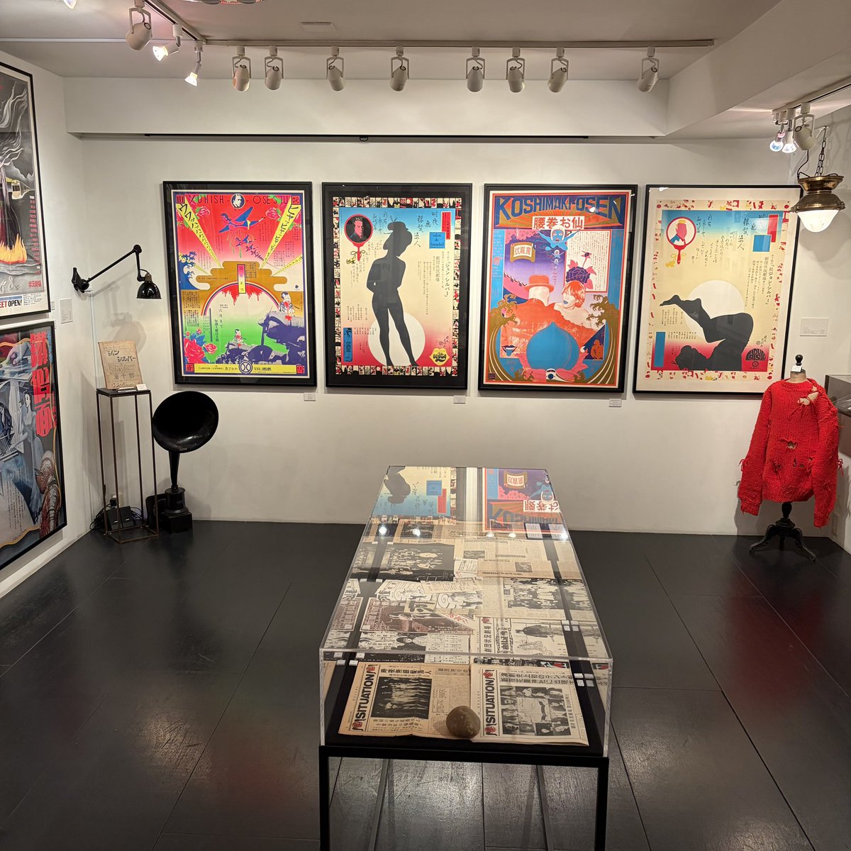 shiro_sano's tweet photo. #状況劇場展
#LIBRAIRIE6
https://t.co/n6UQckO3g8
恵比寿のギャラリーにて。
古巣の状況劇場、横尾忠則さん、金子国義さん、篠原勝之さんらが手がけたポスターや、写真、#井出情児 さんの撮影した「二都物語」のムービー、看板俳優の中のおひとり、#根津甚八 さんの台本など、お宝満載‼︎
10月18日まで。月、火はおやすみです。