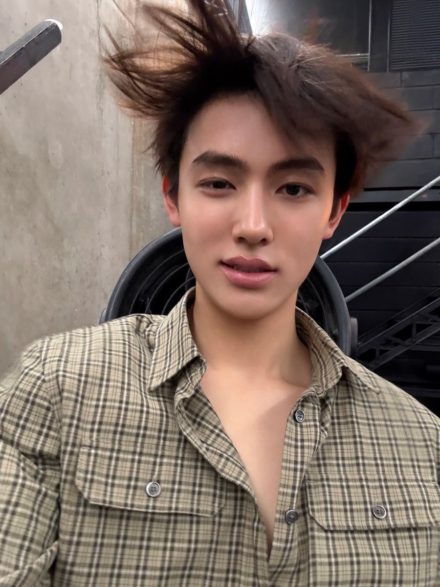 oOg3ryuk's tweet photo. 머리빨이뭐지 난머리빨안타는남자좋아해서 모르겟네 https://t.co/vLai3H5IpV