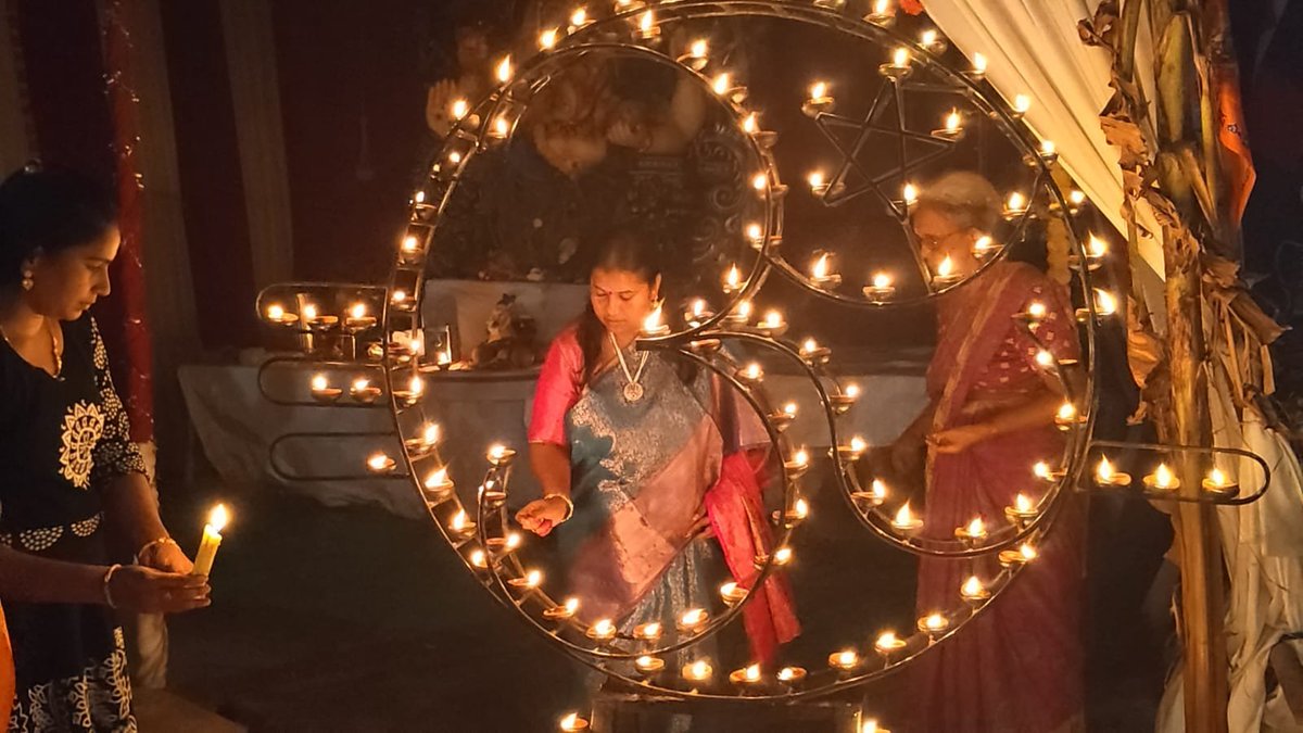 Drghantasalavl's tweet photo. మా నివాసం వద్ద ఏర్పాటు చేసిన గణేశుని మండపం వద్ద నిన్న "ఓంకార స్వరూపంలో వెలిగించిన దీపజ్యోతులతో శ్రీ విఘ్నేశ్వరునికి ప్రత్యేక దీపారాధన" పూజలు నిర్వహించాము.
ఈ సందర్భంగా దీపారాధన చేసి,శ్రీ గణనాథునికి భక్తిశ్రద్ధలతో పూజలు సమర్పించాము.
#ganapathibappamoriya
#vinayakachaturthi https://t.co/JRo0oH0JUD