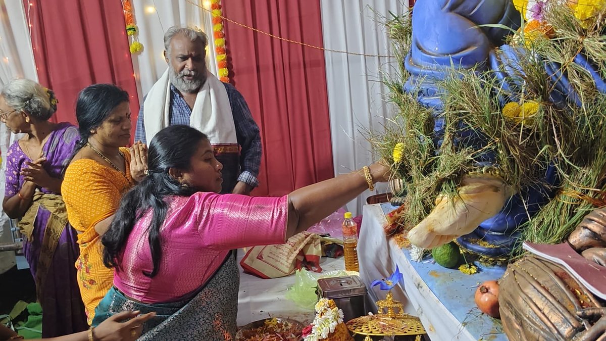 Drghantasalavl's tweet photo. మా నివాసం వద్ద ఏర్పాటు చేసిన గణేశుని మండపం వద్ద నిన్న "ఓంకార స్వరూపంలో వెలిగించిన దీపజ్యోతులతో శ్రీ విఘ్నేశ్వరునికి ప్రత్యేక దీపారాధన" పూజలు నిర్వహించాము.
ఈ సందర్భంగా దీపారాధన చేసి,శ్రీ గణనాథునికి భక్తిశ్రద్ధలతో పూజలు సమర్పించాము.
#ganapathibappamoriya
#vinayakachaturthi https://t.co/JRo0oH0JUD