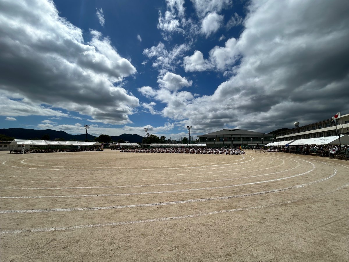 y_ohtoshi's tweet photo. 今日､🏫鴻南中学校の体育祭がありました｡
黄団の優勝おめでとう🎉青団も赤団も良かったです!
応援パフォーマンスは､どの団も"ぶち"まとまっているなぁと感心👍｡ちょい部活リレーが今年で最後は😢｡
天気☀️を味方につけて､みんな最高でした👏先生方もお疲れさまでした☺️
#大歳 #鴻南中学校 #体育祭 https://t.co/J3OgODimMt