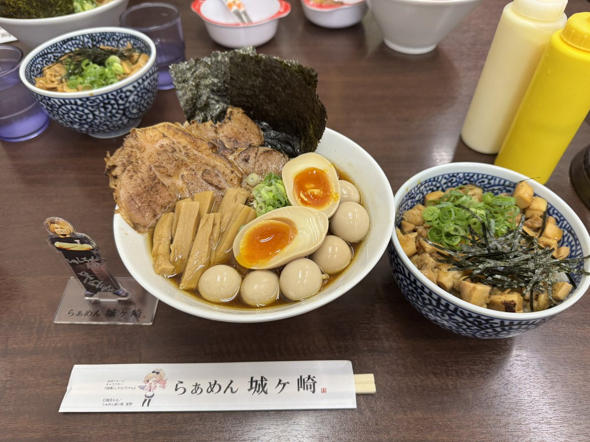 kuro23gi's tweet photo. 限定食べてきました🍜
めちゃうま！！
店主アクスタも買えてよき💕
#らぁめん城ヶ崎 
#トゲトゲラーメン部 https://t.co/ZmlqRzgIQZ
