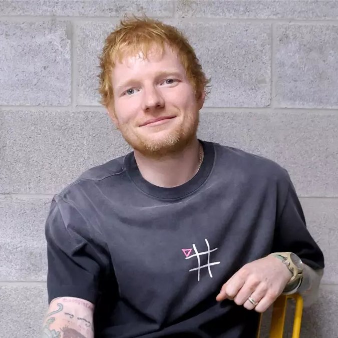 bpthaber's tweet photo. Ed Sheeran:

— Kariyerim boyunca herhangi bir konuda siyasi yorumcu olmamaya çalıştım çünkü müziğimin ve konserlerimin bölünmeden ziyade birlik hakkında olmasını istiyorum.

— Ancak bu bir insani mesele ve artık bu konudaki hislerimi gizleyemem.

— 7 Ekim'de İsrail'de ve Nova Müzik Festivali'nde yaşananlar korkunçtu ve Yahudilerin yüzyıllardır yaşadığı acıyı daha da ağırlaştırdı.

— Gazze'de yaşananlar felaket niteliğinde, savunulamaz ve orantısız. Kalbim, yıkımın ve sivillerin, çocukların hayatlarını kaybetmesinin boyutu nedeniyle kırıldı. Batı Şeria'da yaşanan sistematik adaletsizlik de göz ardı edilemez.

— Zor zamanların mağdurlarına yardımcı olacak bir katkıda bulunmanın yollarını bulmak için şimdiden toplumun farklı kesimlerinden insanlarla konuşuyorum. Dinliyor ve öğreniyorum çünkü yeterince bilgim olmadığını biliyorum.