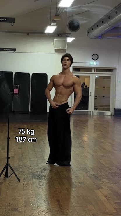 ny_allrounder's tweet photo. 주인철 키 187cm에 75kg 80kg 90kg인 남자들의 몸에 대해 알아보자…
사실 보좌관이 바디빌더급 몸은 불가능할테니 근육보다 가벼운 지방을 좀더 추가하면… 살짝 🐷 맞을지도? https://t.co/L75zo6Awts