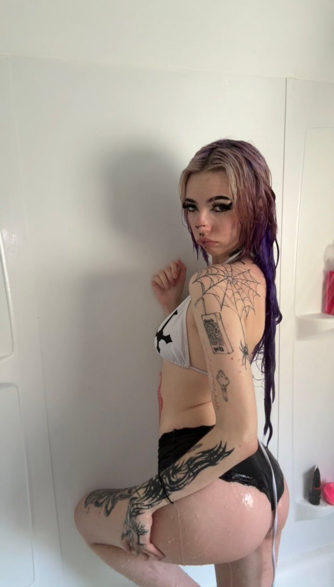CarolineCorexx's tweet photo. taking shower  to another level 💦🍑 https://t.co/umPXsFiLIQ