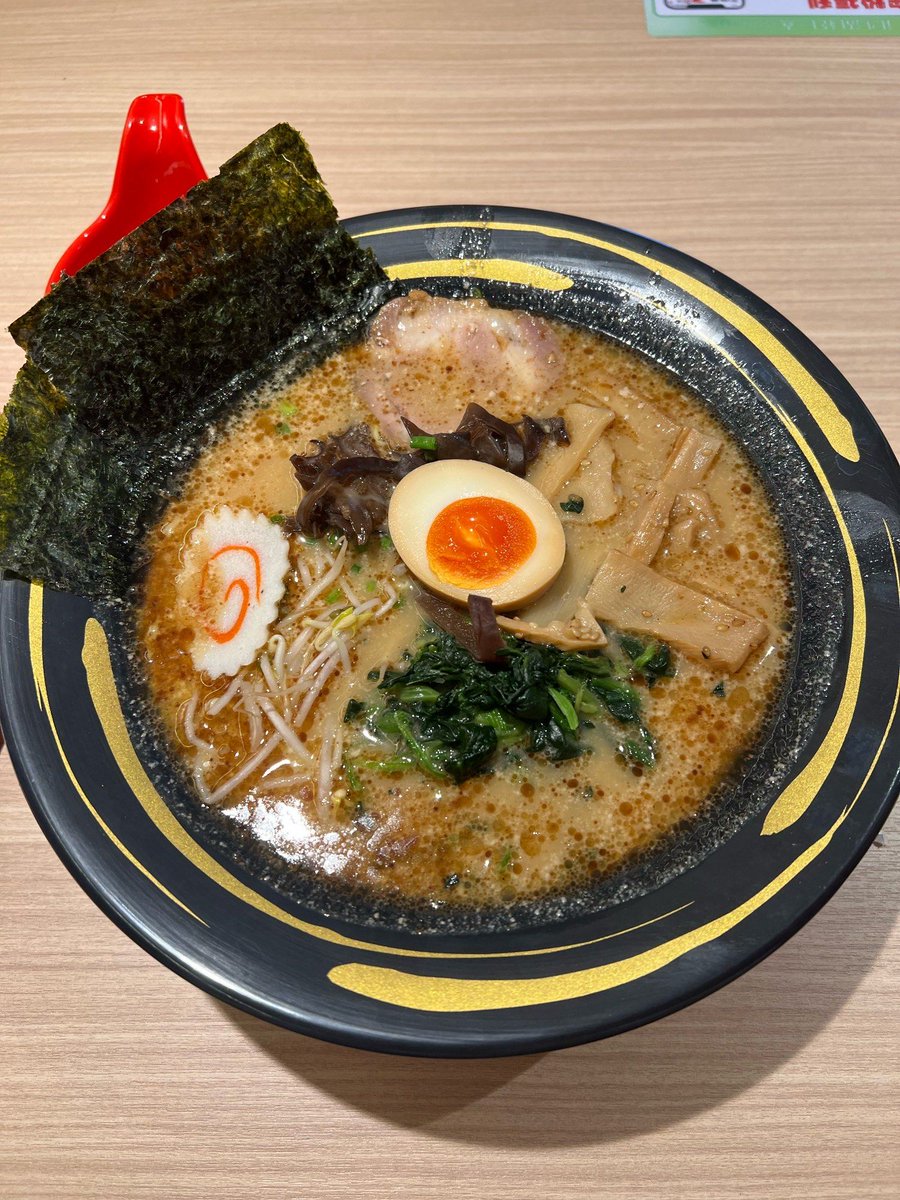 MarkettaLabonte's tweet photo. This hidden ramen shop in Chinatown serves the most rich-tonkotsu noodles I’ve ever tasted—soft chashu, springy noodles, and a perfectly steaming bowl that warms up the whole autumn day. 10/10 would come back tomorrow! https://t.co/j663sVHJjD