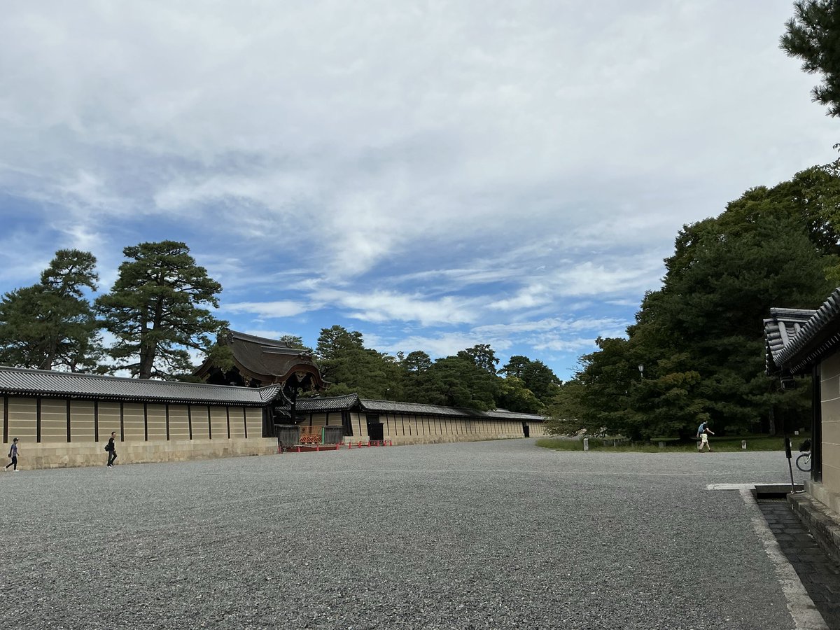amanotomok's tweet photo. 今日の御所。倒木、彼岸花、青い空白い雲 https://t.co/KasQuqDE4C