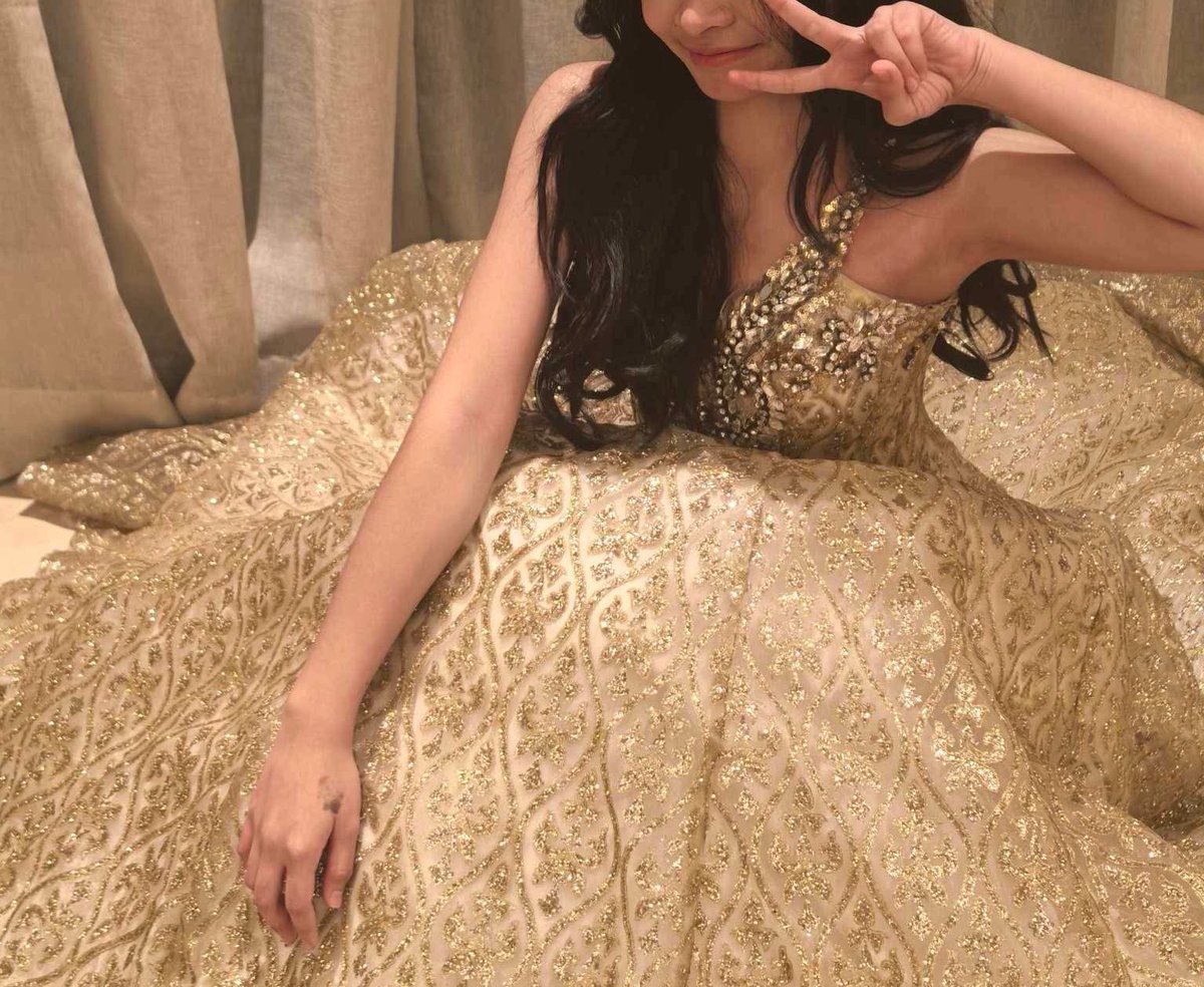dearlyixin's tweet photo. the way i have worn a ballgown with the similar design for my gradball #papaleb knows me best https://t.co/7PA1gpH5eP