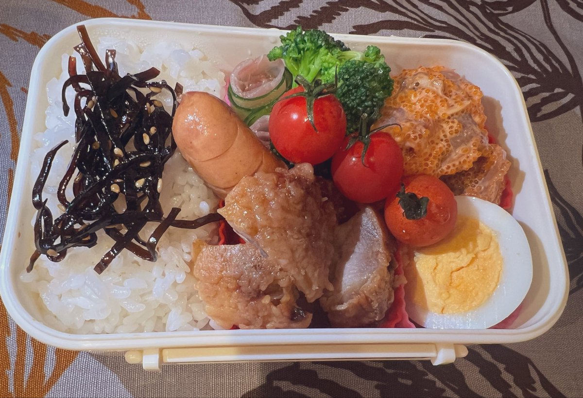 salaxxab's tweet photo. 昨日とあまり代わり映えしないお弁当😅
でもやっぱり自分で作ったお弁当の方が好きなものだけ詰め込んでるから、休憩が楽しみになるし、結果頑張れるんだよね❣️

ちゃんと朝起きて作ってえらい💮
毎日頑張って生きててえらい💮
筋肉痛エグいけど泣き言言わず働いてえらい💮 https://t.co/YFzw2G2JiO