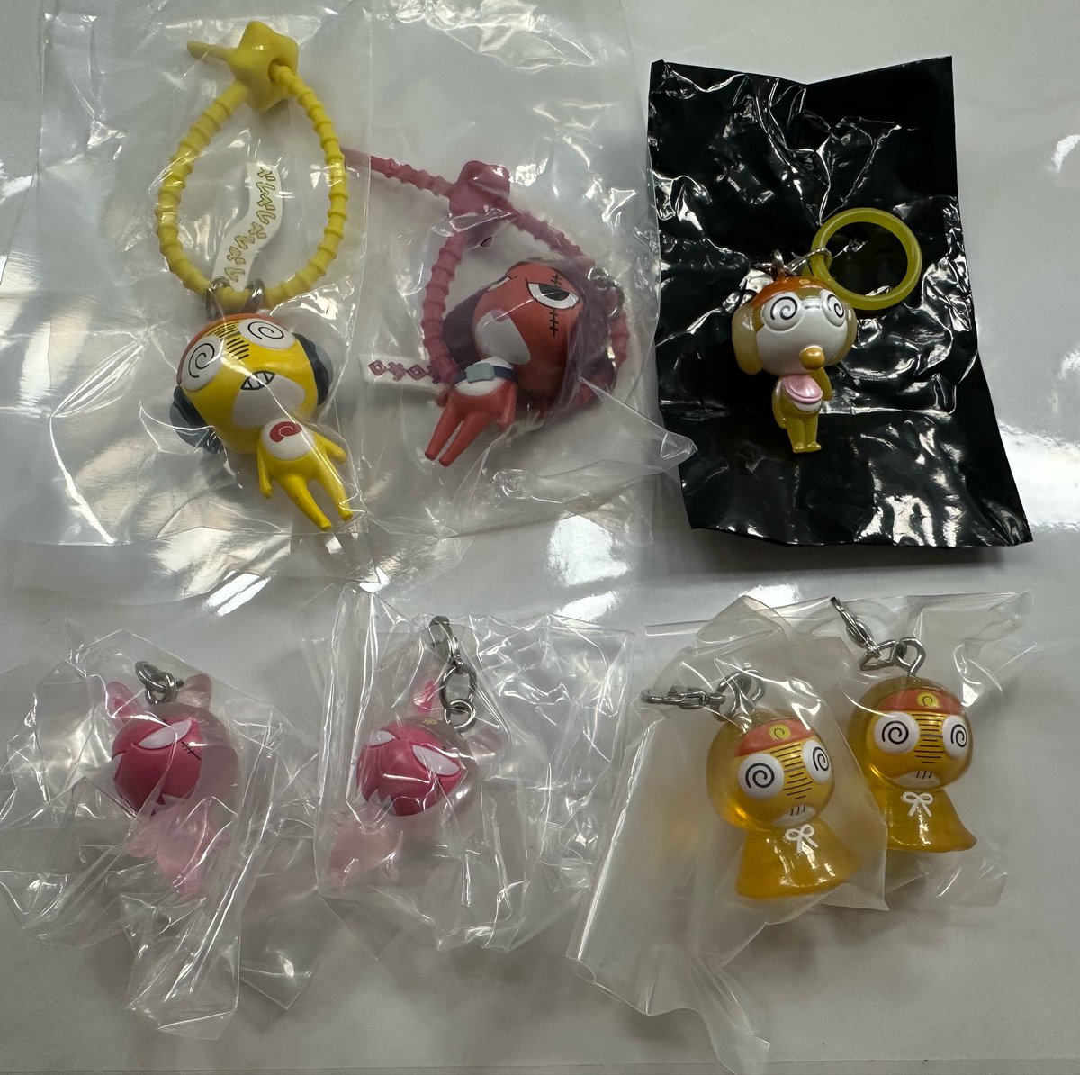 Chkw728's tweet photo. @Pudding__32 検索より失礼いたします。マルチチャームのギロロ、クルル、めじるしのクルルを所持しております。マルチチャームケロロ、タママ、めじるしのタママと3:3にて交換していただきたいです。（写真下段のものも提供可能です）ご検討のほどよろしくお願いいたします。 https://t.co/anPTfnedMQ