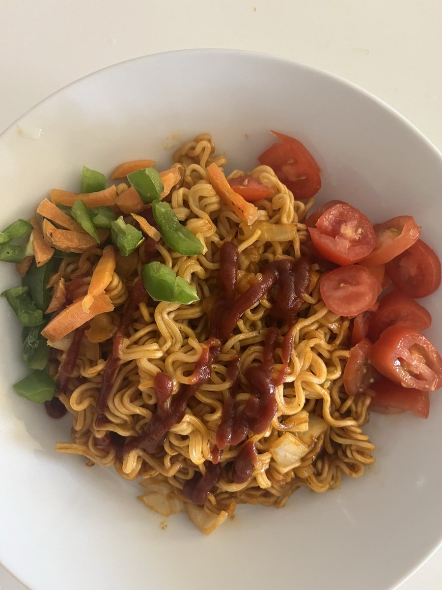 asianinnov's tweet photo. 今日のランチは3分間クッキング。仕事の合間にインスタント麺で思いついたインスタント麺パスタ。ついでにイタリアントリコロールカラーでまとめました。 https://t.co/Crn7sHClD6