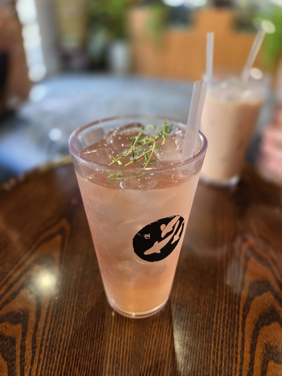 huser37's tweet photo. 컨셉이 장난 아닌 카페에 왔어요..! https://t.co/vAsy5sndrU