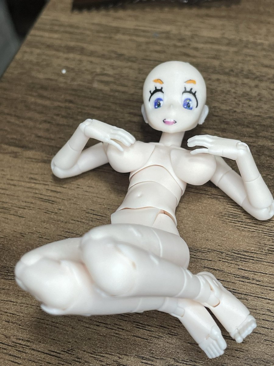 naitou0111's tweet photo. 本当は超軟質素材で再現したいが耐久性や接続構造に無理が生じる可能性があるので多分この方法が最適解に近い気がする

取り敢えずの軟質パーツでは摩擦の問題が出て取り扱いに難が出そう・・

着衣用も用意するが脱衣時に遊ぶ？には充分
#オリジナル可動素体 https://t.co/spHhbZOPw4