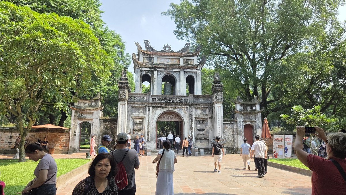 A_heart26's tweet photo. ベトナム最古の大学 文廟
1070年建設で学問の聖地
受験生がよく来るんだとか https://t.co/AFaCbUCOaB