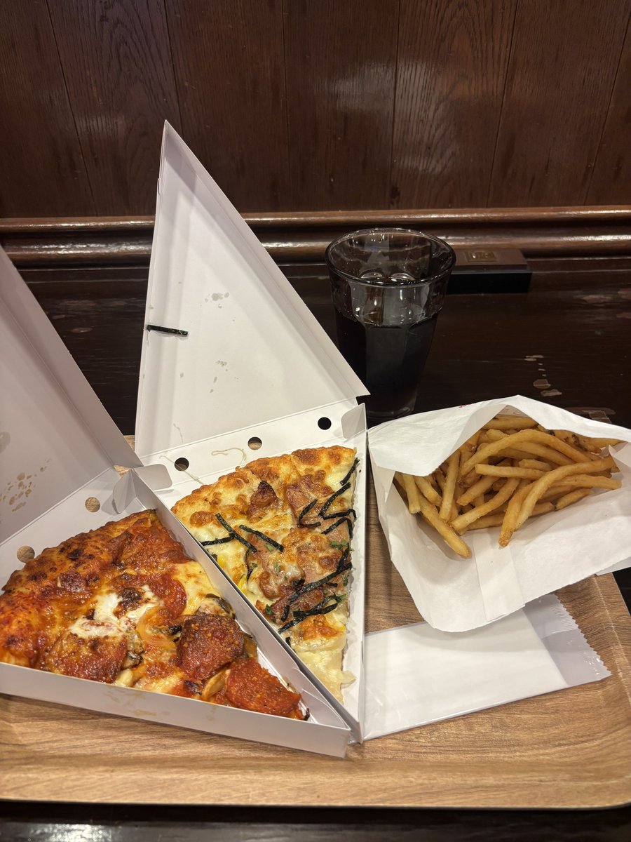 zaipokeka's tweet photo. 負けてもピザは美味しくて涙 https://t.co/EyeHw5pGZX