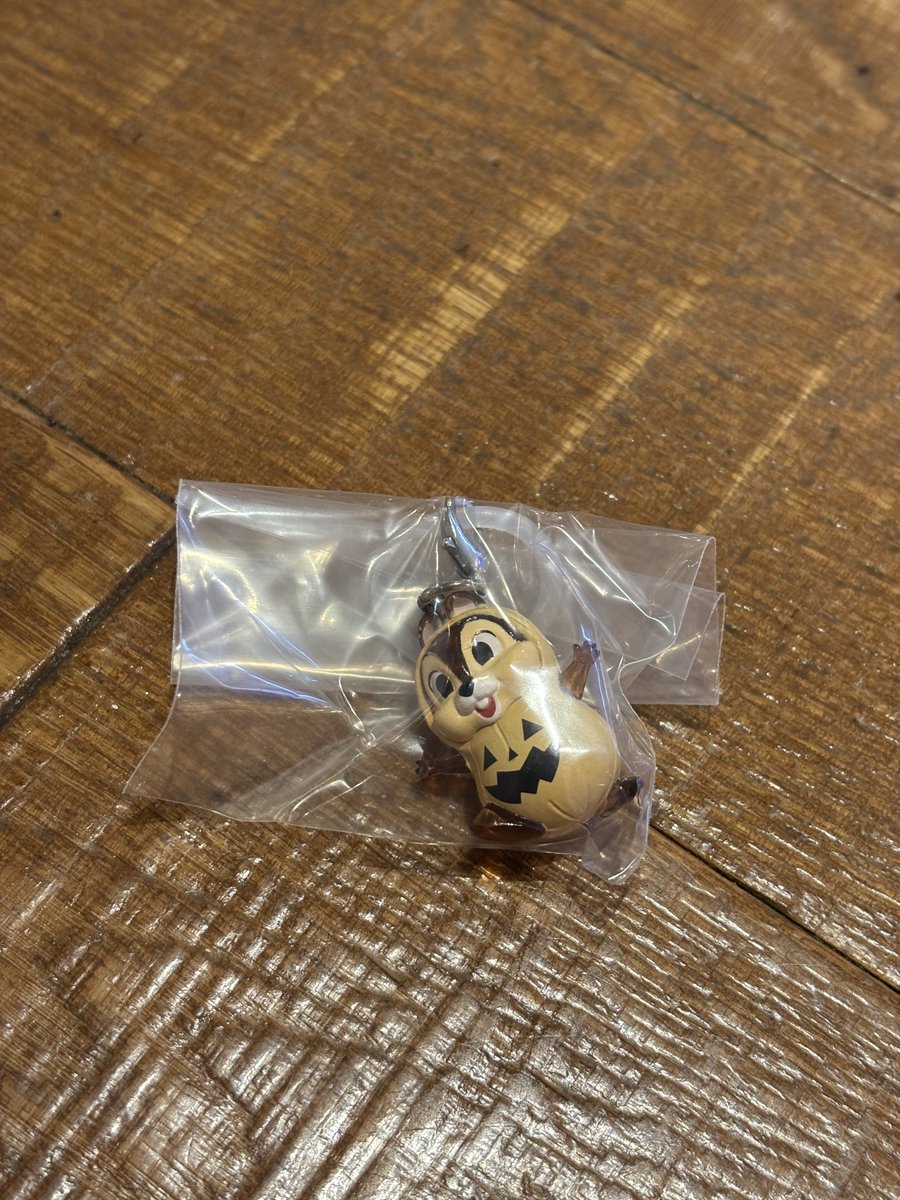 keromaru06's tweet photo. 【交換】ディズニーキャラクター めじるしアクセサリー ハロウィン

譲：チップ

求：ゼロ

本日16時頃まで川崎駅周辺で手渡し交換希望です。
検索からでもお気軽にお声掛けください🙇 https://t.co/oioLwyBcXk