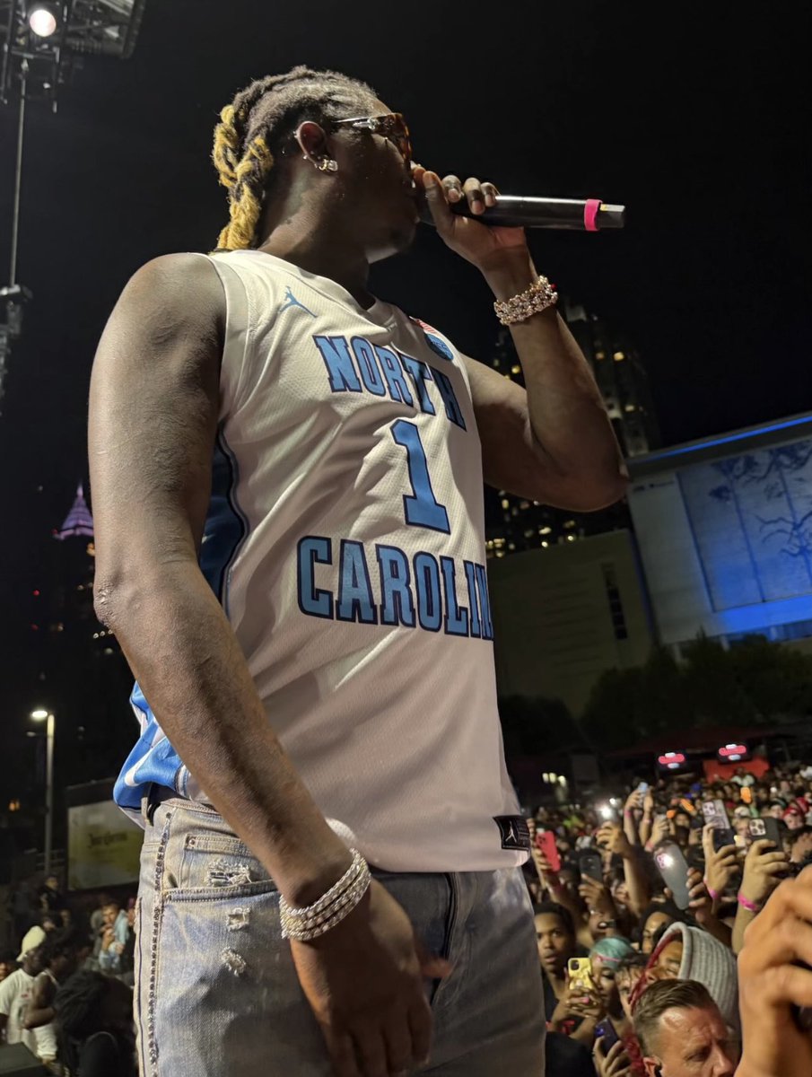 papertrell___'s tweet photo. Young Thug rocking the best PG in the country jersey tonight ⭐️ #unc #carolinafamily 🩵 https://t.co/xwpE3PpXw7