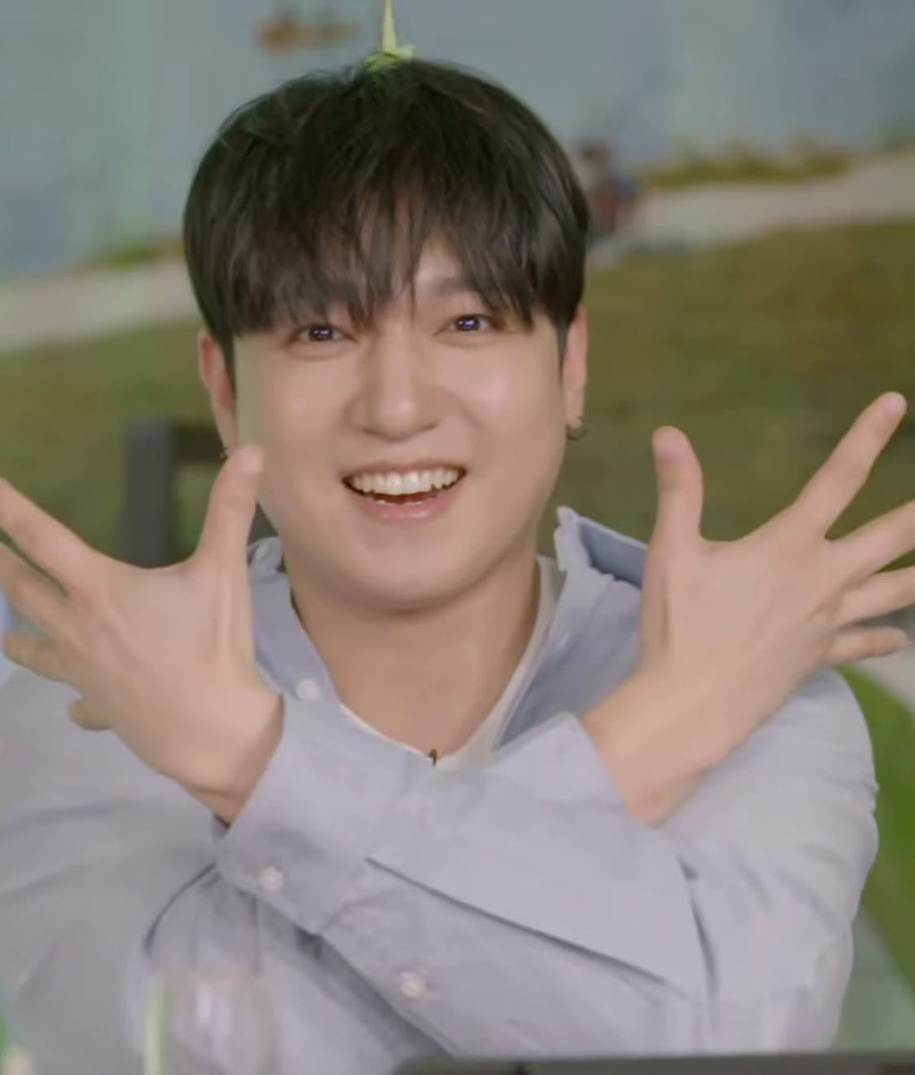 flowerybob's tweet photo. agenda pulkam pas chuseok tp tetep nyempetin  makan di youngjin gukbap hari jumat sendirian wkwk 🙂‍↔️ btw udah sering notice rambut sungjin cepet bgt gondrong nya tp masih suka kaget 😭🫠
cr. on vid

260918                                                                260907 https://t.co/X3WGfrmYRH