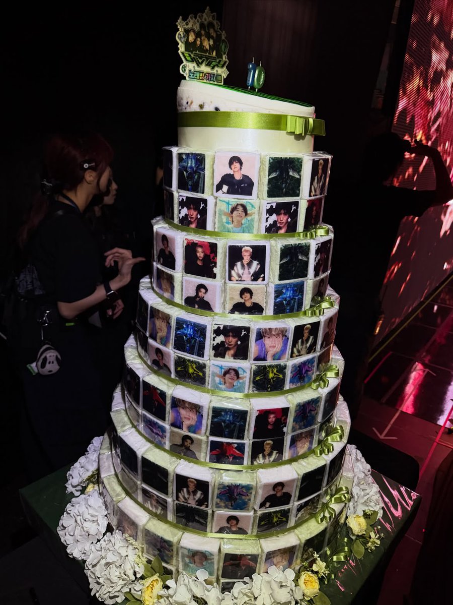 NCTDAOYlNG's tweet photo. a close-up photo of the cake doyoung prepared for 127🎂

it’s soooo pretty and thoughtful 💚 https://t.co/MJGwxlyT8M