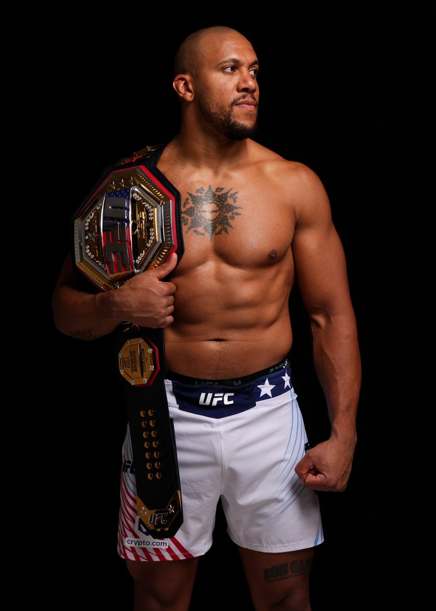 UFCFRA's tweet photo. 🔥 C'est officiel et la nouvelle est tombée dans la nuit !

🇫🇷 Ciryl Gane devient le premier champion incontesté de France et défendra son titre contre Josh Hokit à l'#UFC334 au Madison Square Garden https://t.co/8OWqCR7pCa