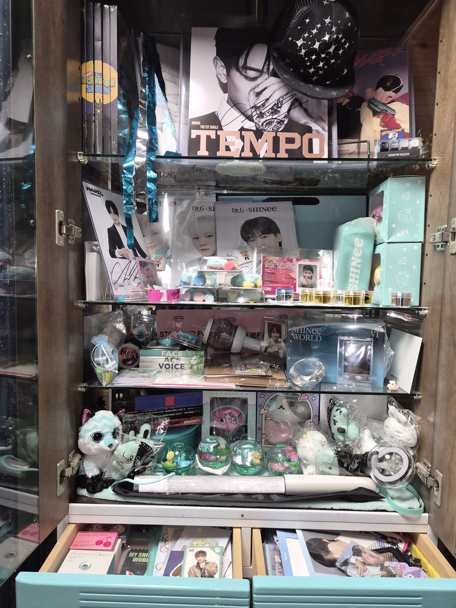 JustForABread's tweet photo. SHINee collection grows by the month and I have zero space 🤣 It looks cluttered...
A 4th cabinet is too much isn't it? 😭
もっと大きなキャビネットが必要です.... https://t.co/DrEts7fxWw