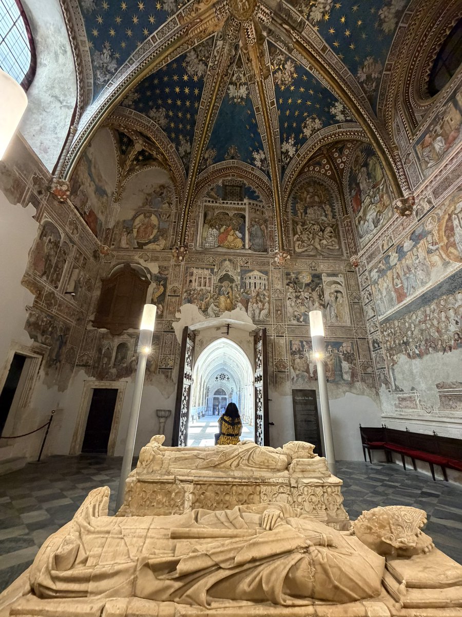 Unsereno's tweet photo. Con lo bonita que es la Capilla de San Blas de la Catedral de Toledo, ¿cómo se les ocurrió colocar esos tubos de luz enmarcando los sepulcros? https://t.co/8zS8pNjqva