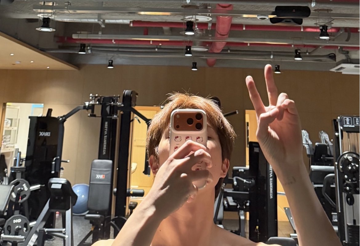rapjinnies's tweet photo. HE THINKS HES SOOOOOO FUNNY POSTING A NAKED MIRROR SELFIE WITH HIS HELLO KITTY CASING ON https://t.co/0T78UKBL0G