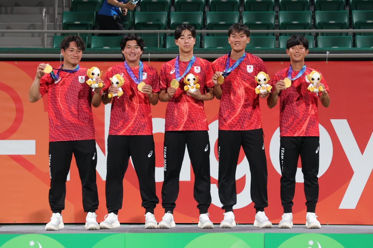 JSTA_official's tweet photo. 🌏国際大会情報🇯🇵
#第20回アジア競技大会
#愛知名古屋2026
／
📣 男子チームが連覇🏆

◎男子国別対抗　最終結果

🥇　日本
🥈　中華台北
🥉　インドネシア
🥉　韓国

■日本男子チーム・メンバー

内本 隆文
黒坂 卓矢
上松 俊貴
広岡 宙
丸山 海斗

📎アジア競技大会速報✅
https://t.co/gGvY9oS8O8
応援宜しくお願いいたします🔥
＼
🇯🇵 #TEAMJAPAN 情報⬇️
https://t.co/Y6YGhgue57

日程✅
9月18日（金）：国別対抗 予選
9月20日（日）：国別対抗 準決勝・決勝
9月21日（月・祝）：ミックスダブルス
9月22日（火・祝）：シングルス 予選
9月23日（水・祝）：シングルス 準決勝・決勝

#softtennis #ソフトテニス #ともに一歩踏み出す勇気