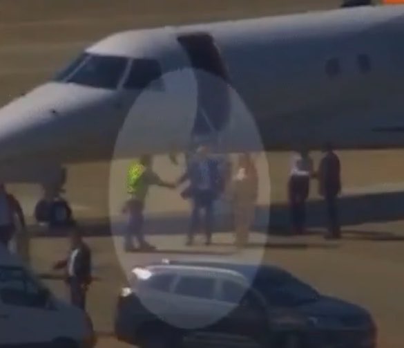 NewsLiberdade's tweet photo. 🚨URGENTE - Alexandre de Moraes participou do ‘24º Fórum Empresarial’ do Lide no Rio de Janeiro no dia que pegou o jato de Vorcaro e estava com a mesma roupa que as imagens do aeroporto captaram https://t.co/zygiax6qTg