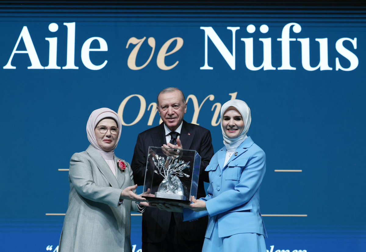 sallywesaw's tweet photo. @RTErdogan Sayın Emine Erdoğan, aile kurumunu koruyan projeleriniz toplumda büyük takdir topluyor. Biz öğretmen ailelerinin de sesi olmanızı rica ediyoruz.92 #ilemri @RTErdogan @EmineErdogan @oktay_saral @Yusuf__Tekin @hasandogan 🕊️ https://t.co/XxMYS5Rjvs