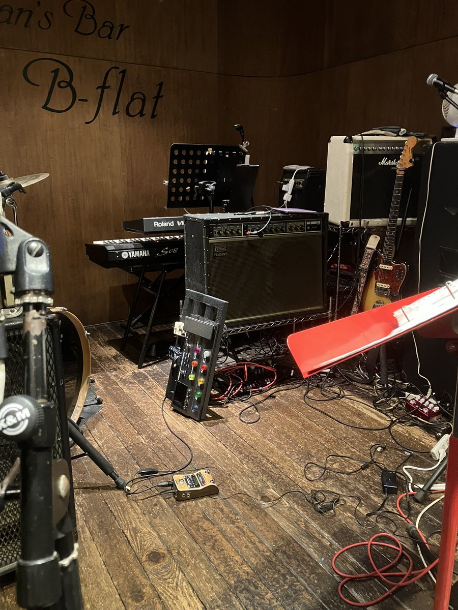 Reversehead_T2's tweet photo. 昨日は本八幡BフラットのZ世代ナイトに初参加。
ギリギリゆとり世代がZ世代ナイトに足を踏み入れました。

ギターよりベースを弾いた実感の方が強い笑
あとは狼さん召喚しました（視界30%）

久々にメイン機を起用🎸 https://t.co/qJDv7DbYvT