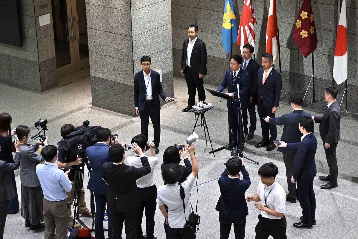 shinjirokoiz's tweet photo. 北朝鮮が再びミサイルを発射しました。北朝鮮による弾道ミサイル等発射は、2026年に入ってから、今回の発射を含め、9回、少なくとも15発。
昨年は4回少なくとも5発ですので、回数は2倍、発数は少なくとも3倍となります。厳しさを増す安全保障環境ですが、新たな副大臣、政務官とともに危機管理に万全の体制で臨みます。

2回目のぶら下がり会見の内容は以下の通りです。

1. 北朝鮮は本日17時54分頃、北朝鮮東岸付近から、少なくとも1発の弾道ミサイルを、北東方向に向けて発射しました。詳細については現在日米韓で緊密に連携して分析中ですが、発射された弾道ミサイルは最高高度約70km程度で、約590km程度飛翔し、落下したのは日本海の我が国の排他的経済水域（EEZ）外であると推定しています。
なお、北朝鮮による弾道ミサイル等発射は、2026年に入ってから、今回の発射を含め、9回、少なくとも15発。
昨年は4回少なくとも5発ですので、回数は2倍、発数は少なくとも3倍となります。

2. 総理には、本件について直ちに報告を行い、
①情報収集・分析に全力を挙げ、国民に対して、迅速・的確な情報提供を行うこと
②航空機、船舶等の安全確認を徹底すること
③不測の事態に備え、万全の態勢をとること
の3点について指示がありました。

3. また、防衛省においては、防衛大臣が総理指示を受け、
①アメリカ、韓国等と緊密に連携しつつ、情報収集・分析に全力を挙げること
②不測の事態の発生に備え、引き続き警戒監視に万全を期すこと
の2点について指示を出しました。

4. 現在までのところ、航空機や船舶からの被害報告等の情報は確認されていません。

5. これまでの弾道ミサイル等の度重なる発射も含め、一連の北朝鮮の行動は、我が国、地域及び国際社会の平和と安全を脅かすものです。また、このような弾道ミサイル発射は、関連する安保理決議に違反し、国民の安全に関わる重大な問題です。今回の発射については、我が国として、北朝鮮に対し、北京の「大使館」ルートを通じて厳重に抗議し、強く非難しました。

6. 防衛省としては、国民の生命・財産を守り抜くため、引き続き、アメリカや韓国等とも緊密に連携し、情報の収集・分析及び警戒監視に全力をあげてまいります。
@odawarakiyoshi @uesugi_jimusyo