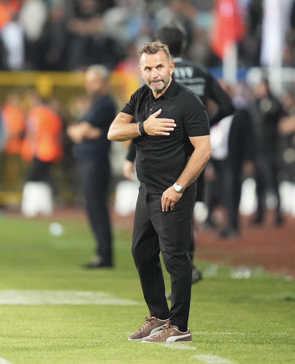 GsGazete's tweet photo. Eleştiri yaparız,
Tepki de koyarız...

Ama ilk mağlubiyetinden Trabzonspor, Beşiktaş ve Fenerbahçe'ye aynı anda açıklama yaptıyorsa ve yönetim de sessiz kalıyorsa biz hocamızın yanında oluruz. Bu zor günler gelir geçer ama kendini Galatasaraylıyım diye tanıtıp ilk tökezlemede Okan Buruk'un kellesini isteyenler yarın Arda Turan'a da Fatih Terim'e aynısını yapacaklar.

Kimse kimsenin babasının oğlu değil biz de size 4 sene üst üste şampiyon olan hocanın kellesini verecek şımarıklık yok. Yarın buraya tazminatını almaya gelen yabancıları ve transfer gelmediği için taraftarını, camiasını medyanın önüne atan teknik direktörleri gördüğünüzde ağlamayacaksınız ama tamam mı?