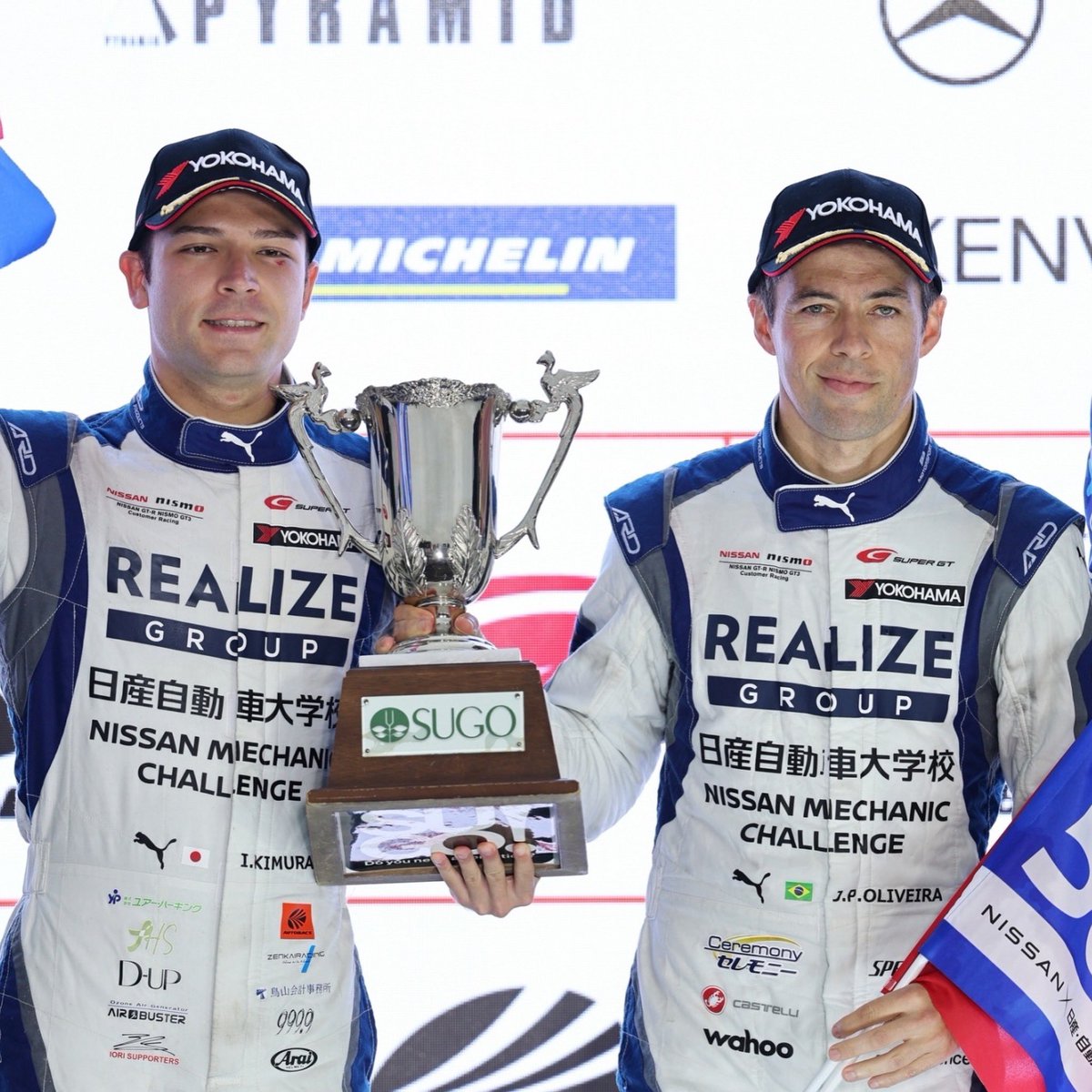 JPdeOliveira's tweet photo. P2！今日は思い切って勝負に出ました🎲

19番手スタート。速さだけでは前に出るのが難しい中、選んだのはタイヤ無交換。

伊織がタイヤを残し、KONDO RACINGの完璧なピット作業で一気にトップへ！

最後はかなり厳しかったけど、約40周を走り切ってP2🥈

賭けが報われ、選手権リードも拡大👊

#supergt https://t.co/OP5VpXhW9U