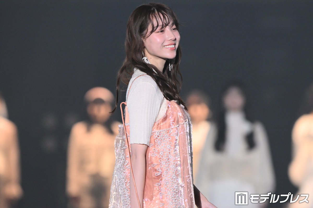 modelpress's tweet photo. 【IDOL RUNWAY COLLECTION 2026A/W🎀】

日向坂46平岡海月、鮮やかオレンジ衣装
レイヤードスタイルが大人っぽい
https://t.co/Fu2qxnYmhO

#IRC_TGC ▷アイドルランウェイ https://t.co/6MuAQLLNHe