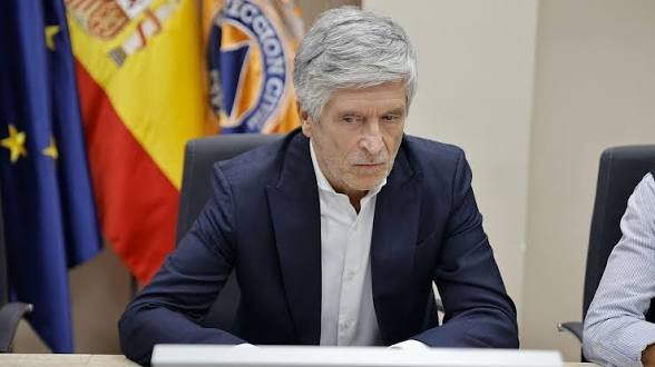 profsecundario's tweet photo. Cuando el Ministerio del Interior de Grande HDP Marlasca ha urgido a la FEF a cancelar el partido de la selección española sub-20 en Ceuta y ha argumentado tal solicitud "por la presión migratoria existente y el contexto de conflictividad social que trae consigo", en realidad no está tratando de proteger a los españoles de los invasores, sino a los invasores de los españoles. Porque, para el gobierno de España, son los españoles los agresivos (aunque sean los invasores los que agreden), son los españoles los conflictivos (aunque sean los invasores los que han traído la conflictividad), son los españoles los machistas (aunque sean los invasores los que menosprecian y violan a las mujeres). Solo así se entiende la cancelación del fútbol en Ceuta... Al menos, si uno no es tan mal pensado como para creer que el problema es que el gobierno lo que desea es que la selección española no juegue nunca más en Ceuta como local.